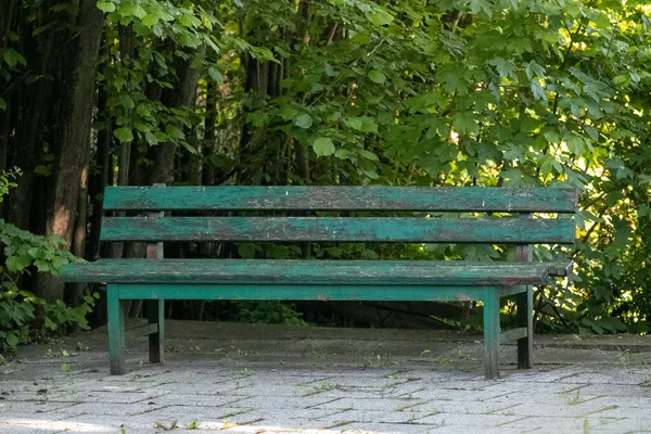 Eine Grüne Holzbank Park — Stockfoto