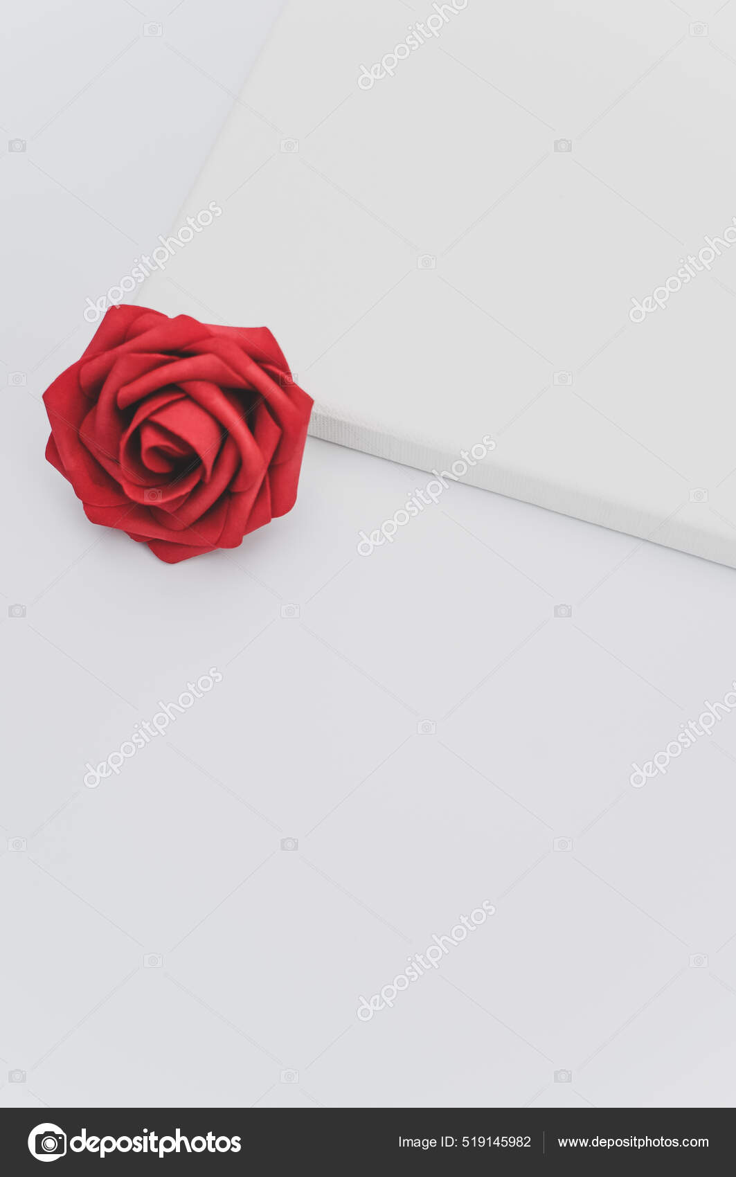 Rosa Rossa Testa Fiore Una Tela Bianca Bianco Con Spazio — Foto stock di ©  Wirestock #519145982, image size:1063x1700