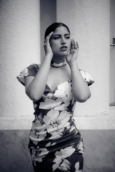 Vertikal Gråskala Bild Attraktiv Ung Latinamerikansk Kvinna Poserar Sexig Klänning — Stockfoto