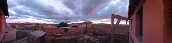 Les Maisons Village Rurales Contre Ciel Nuageux Coucher Soleil — Photo