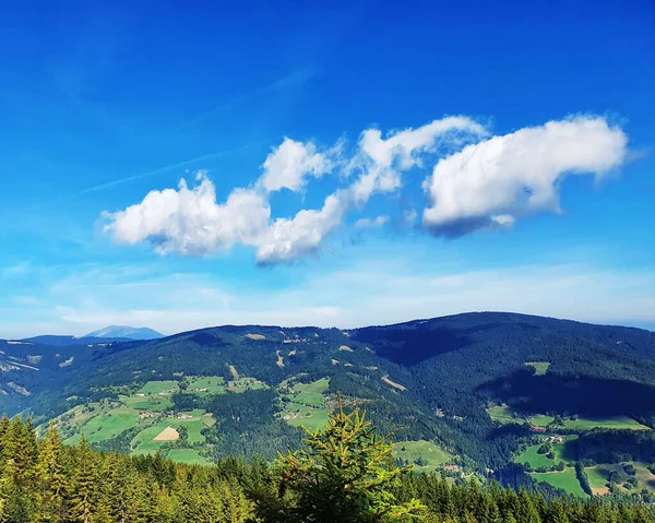 Ein Atemberaubender Blick Auf Hügel Mit Dichter Vegetation Gegen Einen — Stockfoto