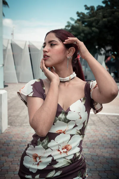 Vertikal Bild Rödhårig Attraktiv Ung Latinamerikansk Kvinna Som Poserar Sexig — Stockfoto