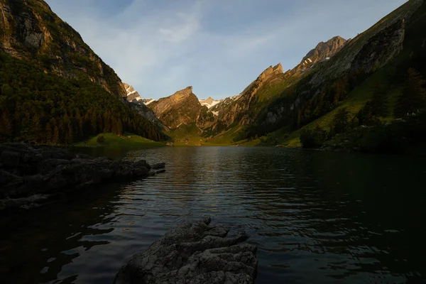 Una Vista Panorámica Lago Sobre Paisaje Montañoso — Foto de Stock