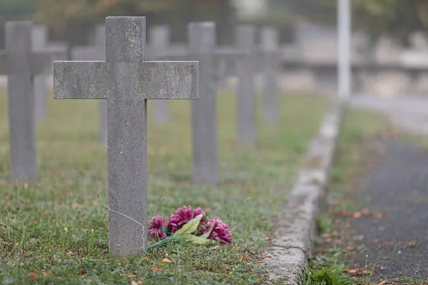 墓园里的花束法国利摩日市Lowyat公墓 — 图库照片