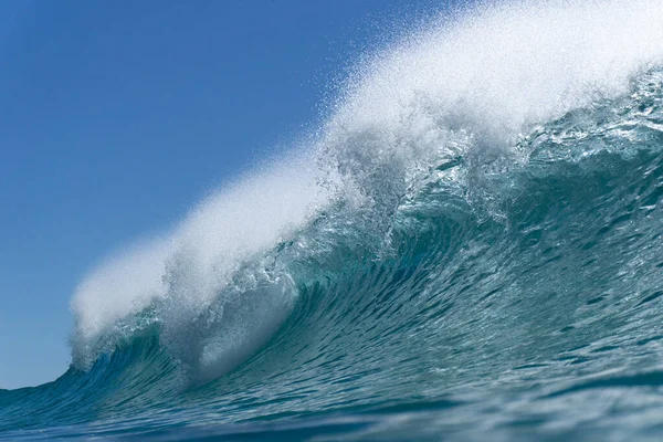 金の海岸の昼間の光の中で素晴らしい海の波の美しいショット — ストック写真