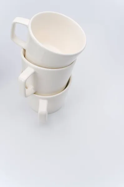 Set Mehrfarbiger Keramiktassen Auf Einer Weißen Tischplatte Mit Kopierraum — Stockfoto