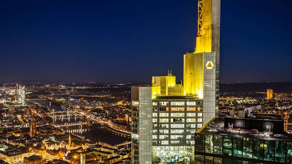 フランクフルト マイン ドイツ 2020年10月28日 フランクフルトの夜を背景にライトアップされた都市を背景にした コメルツバンク モダンな建物 — ストック写真
