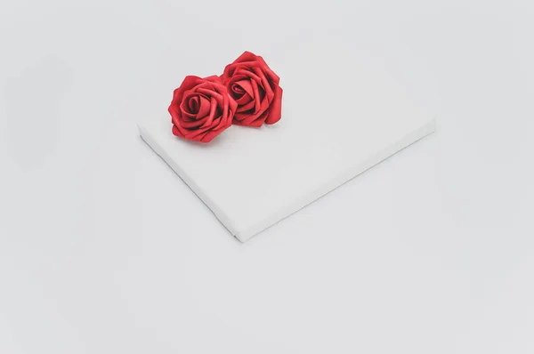 Vermelho Rosa Flor Cabeça Uma Tela Branco Branco Com Espaço — Fotografia de Stock