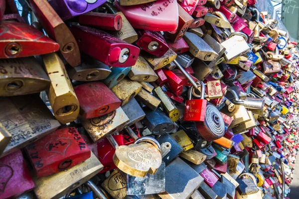 Cologne Tyskland Maj 2015 Närbild Mängd Olika Märkta Hänglås Hängande — Stockfoto