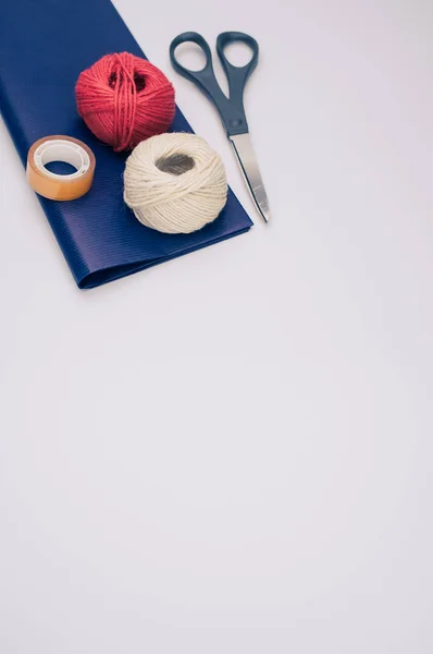 Bolas Fios Decorativos Com Tesoura Folha Papel Azul Fita Adesiva — Fotografia de Stock