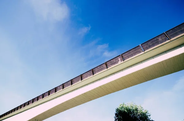 Ângulo Baixo Uma Ponte Com Céu Azul Fundo — Fotografia de Stock