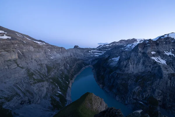 澄んだ空を背景にした岩山の景観 — ストック写真