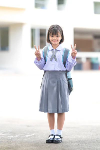 Een Verticaal Schot Van Een Schattig Schattig Kind Schoolmeisje Poseren — Stockfoto