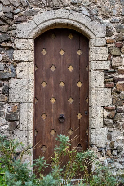 Eine Vertikale Aufnahme Einer Alten Hölzernen Bogentür Des Mittelalterlichen Gebäudes — Stockfoto