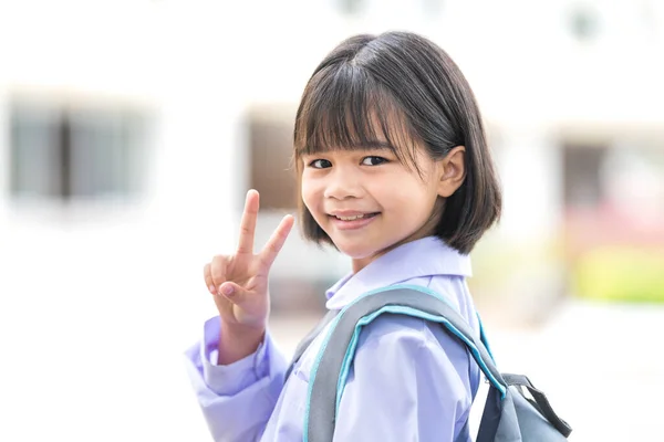 Une Adorable Écolière Mignonne Posant Avec Des Signes Paix — Photo