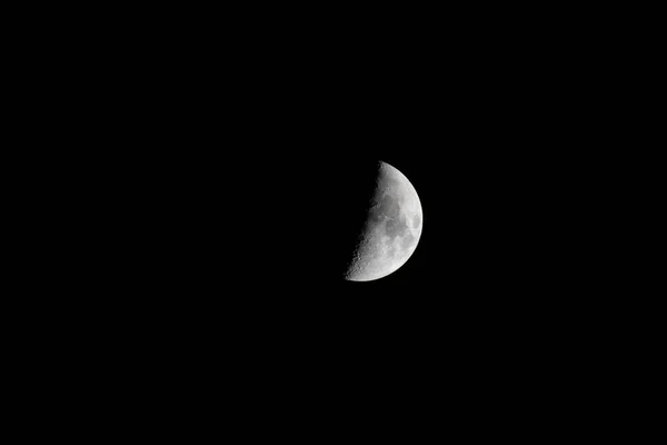 在漆黑的天空中 新月的美丽景色 — 图库照片