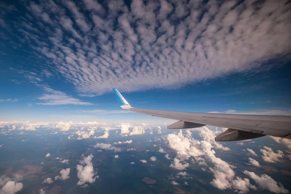 Bulutlu Bir Gökyüzünde Pencereden Gelen Uçak Kanadı — Stok fotoğraf
