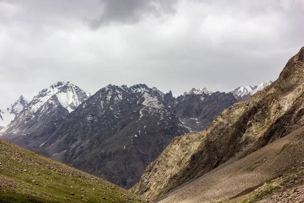 Vackert Landskap Snön Täckte Himalaya Bergen Zanskar Sortiment Med Mulen — Stockfoto