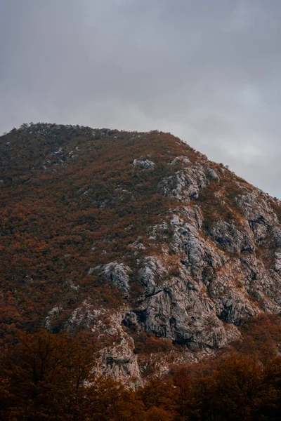 Een Prachtig Shot Van Wankele Bergen Een Stormachtige Herfst Dag — Stockfoto