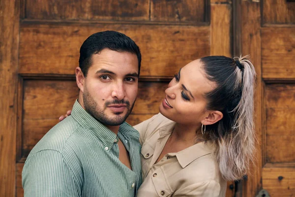 Jovem Casal Homens Mulheres Latinos Olhando Uns Para Outros Apaixonados — Fotografia de Stock