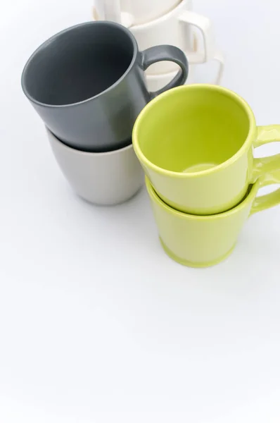 Conjunto Copos Cerâmica Multicoloridos Uma Mesa Branca Com Espaço Cópia — Fotografia de Stock