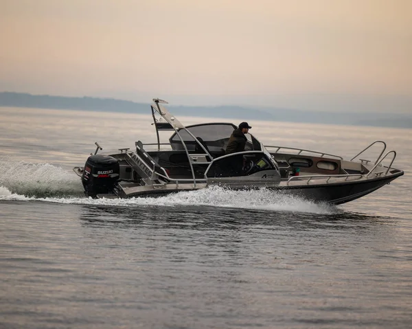 Een Prachtig Uitzicht Een Man Met Een Speedmotorboot Zee Bij — Stockfoto