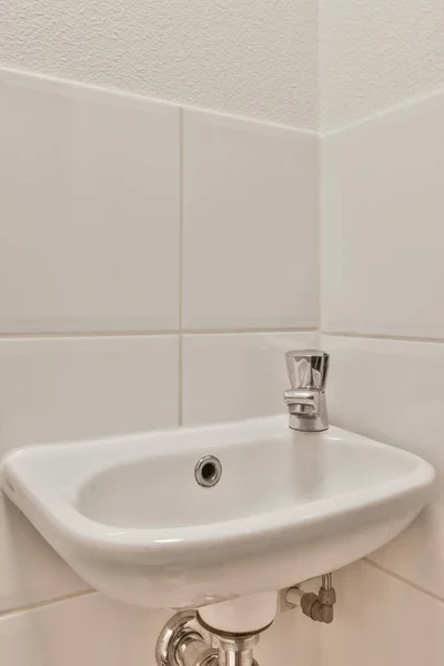 Una Toma Vertical Del Baño Del Apartamento —  Fotos de Stock