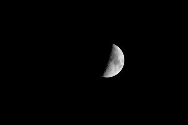 在漆黑的天空中 新月的美丽景色 — 图库照片