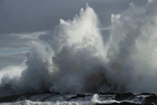 Una Hermosa Vista Las Altas Olas Salpicaduras Agua Golpeando Las —  Fotos de Stock