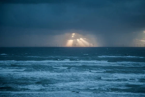 Tmavé Mraky Nad Severním Mořem Větrnými Generátory Pozadí Večerních Světlech — Stock fotografie