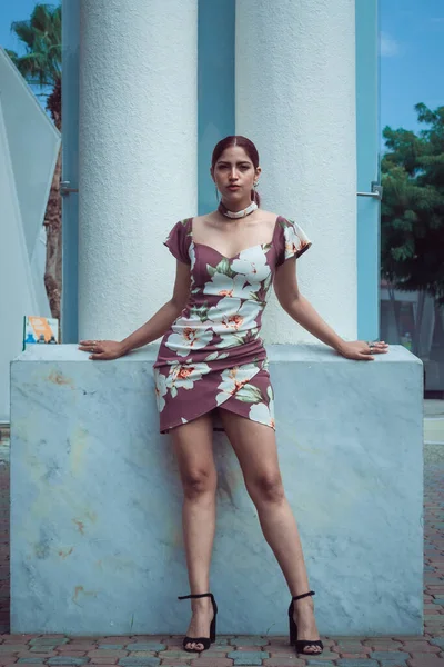 Vertikal Bild Rödhårig Attraktiv Ung Latinamerikansk Kvinna Som Poserar Sexig — Stockfoto