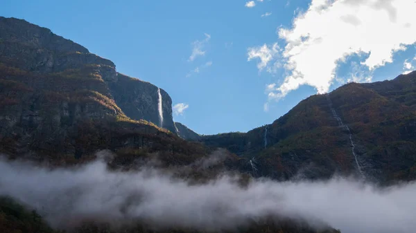 崖や山の近くに浮かぶ雲の美しいショット — ストック写真