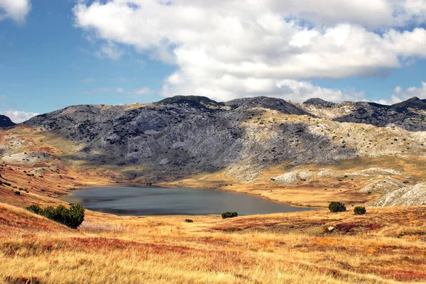Pemandangan Yang Indah Dari Sebuah Danau Kecil Pegunungan — Stok Foto