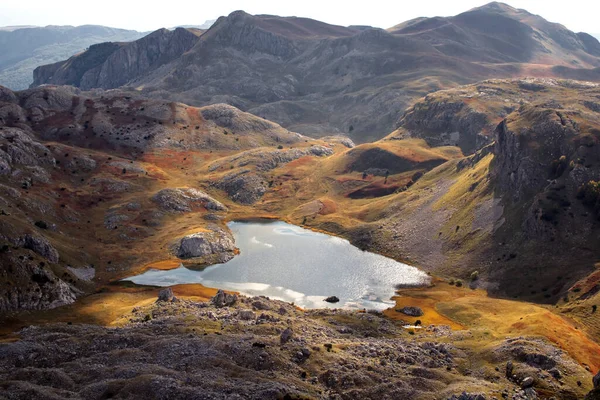 Dağlarda Küçük Bir Gölün Güzel Manzarası — Stok fotoğraf