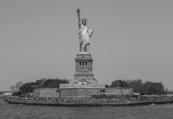 ニューヨークの自由の島の自由の女神像のグレースケールショット — ストック写真