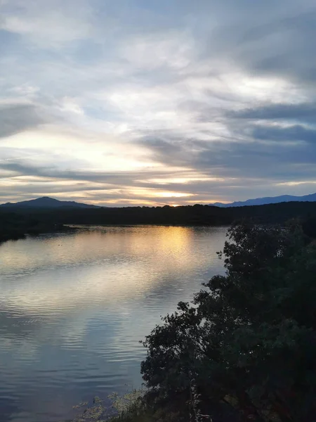 Piękny Widok Jezioro Odbiciem Słońca Niebo Pedrezuela Madryt Hiszpania — Zdjęcie stockowe