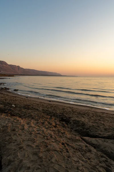 Tiro Vertical Uma Praia Cercada Pelo Mar Durante Nascer Sol — Fotografia de Stock