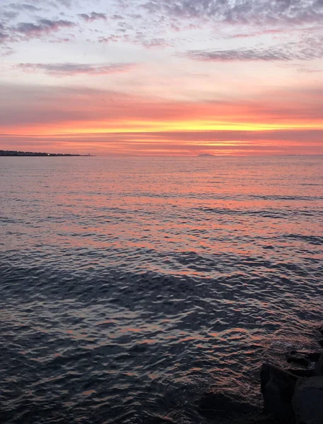 Tiro Vertical Lindo Pôr Sol Rosa Hipnotizante Sobre Mar Reykjavik — Fotografia de Stock