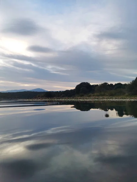 Una Splendida Vista Lago Con Riflesso Del Cielo Tramonto Pedrezuela — Foto Stock