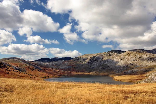 Eine Wunderschöne Landschaft Mit Einem Kleinen See Den Bergen — Stockfoto