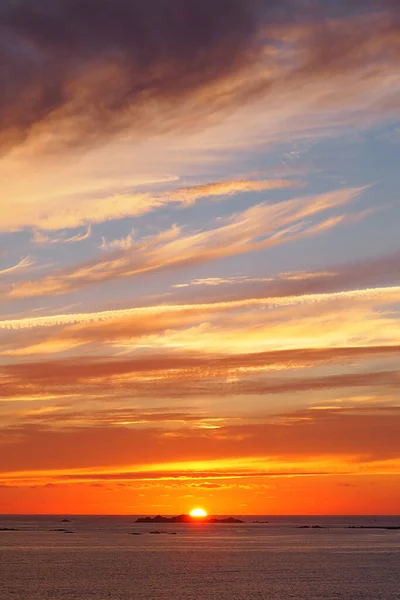Eine Vertikale Aufnahme Eines Farbenfrohen Sonnenuntergangs Isles Scilly Cornwall England — Stockfoto
