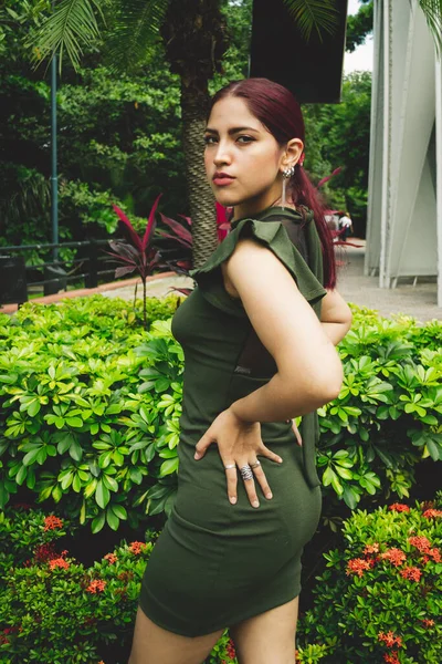 Plan Vertical Une Jeune Femme Hispanique Attrayante Rousse Posant Dans — Photo