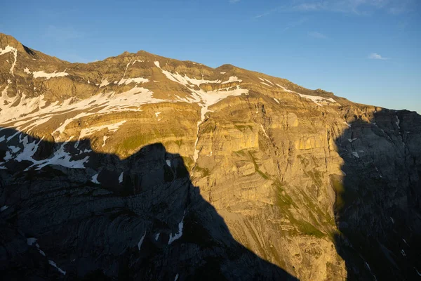 Ein Malerischer Blick Auf Eine Felsige Klippe Vor Klarem Himmel — Stockfoto