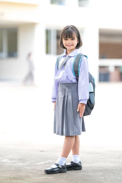 Tiro Vertical Uma Adorável Menina Bonita Estudante Posando Perto Escola — Fotografia de Stock