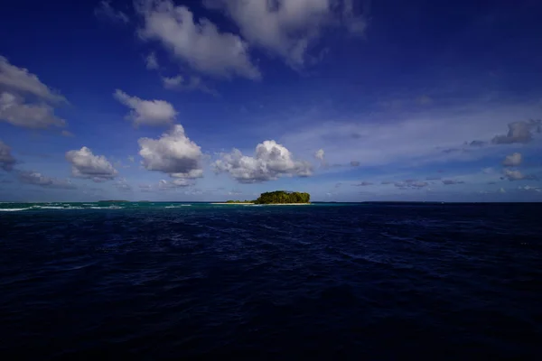 晴れた日に青い空と水の中の小さな島の息をのむようなシーン — ストック写真