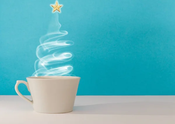 Eine Nahaufnahme Einer Weißen Tasse Mit Dampf Form Eines Weihnachtsbaums — Stockfoto