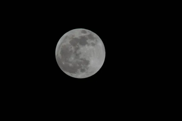 夜晚满月的美丽景色 — 图库照片