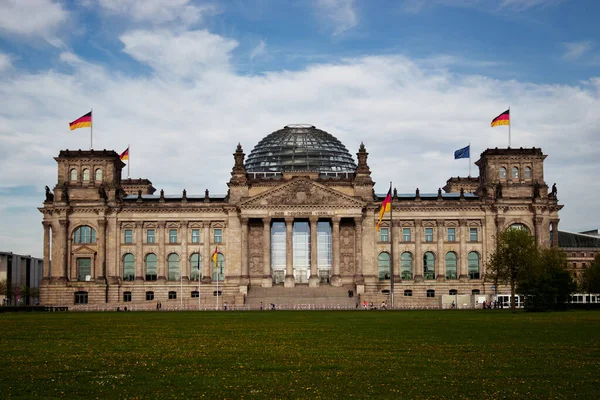Κτίριο Reichstag Στο Κέντρο Του Βερολίνου Καλοκαίρι — Φωτογραφία Αρχείου