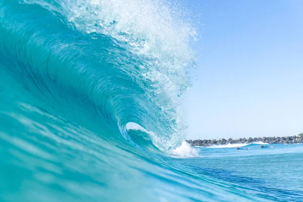Krásný Záběr Vysoké Vlny Velkém Oceánu Denního Světla Zlatém Pobřeží — Stock fotografie