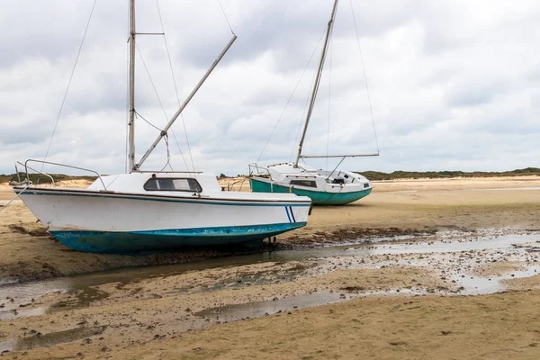 Alte Verlassene Boote Auf Trockenem Land Mit Dramatischem Himmel — Stockfoto